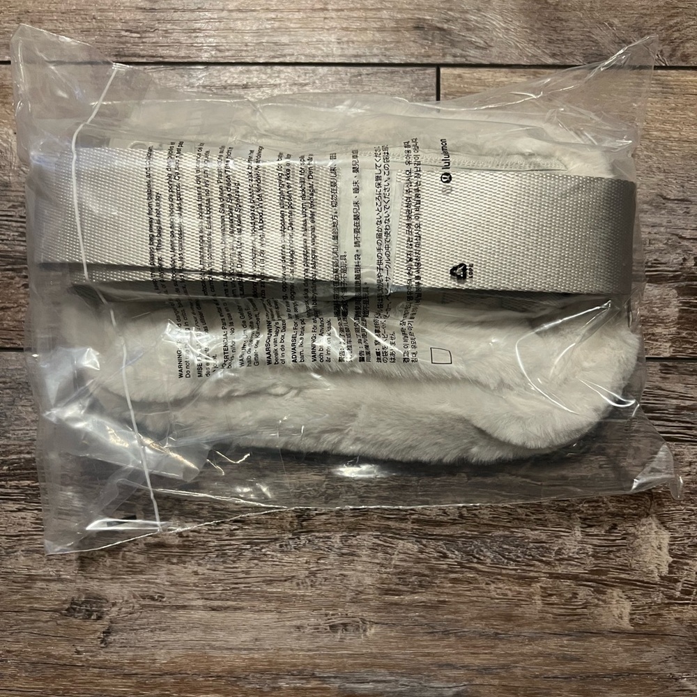 NEW LULULEMON EVERYWHERE BELT BAG
PLUSH FLEECE - Picture 9 of 10